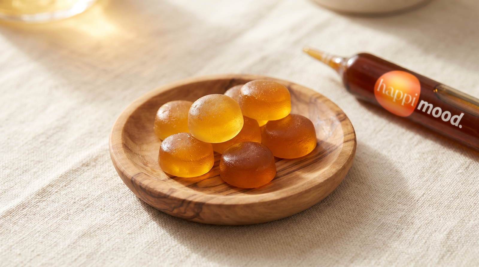 Gummies au safran sur planche bois et ampoule liquide Happi Mood, lumière chaude review-style