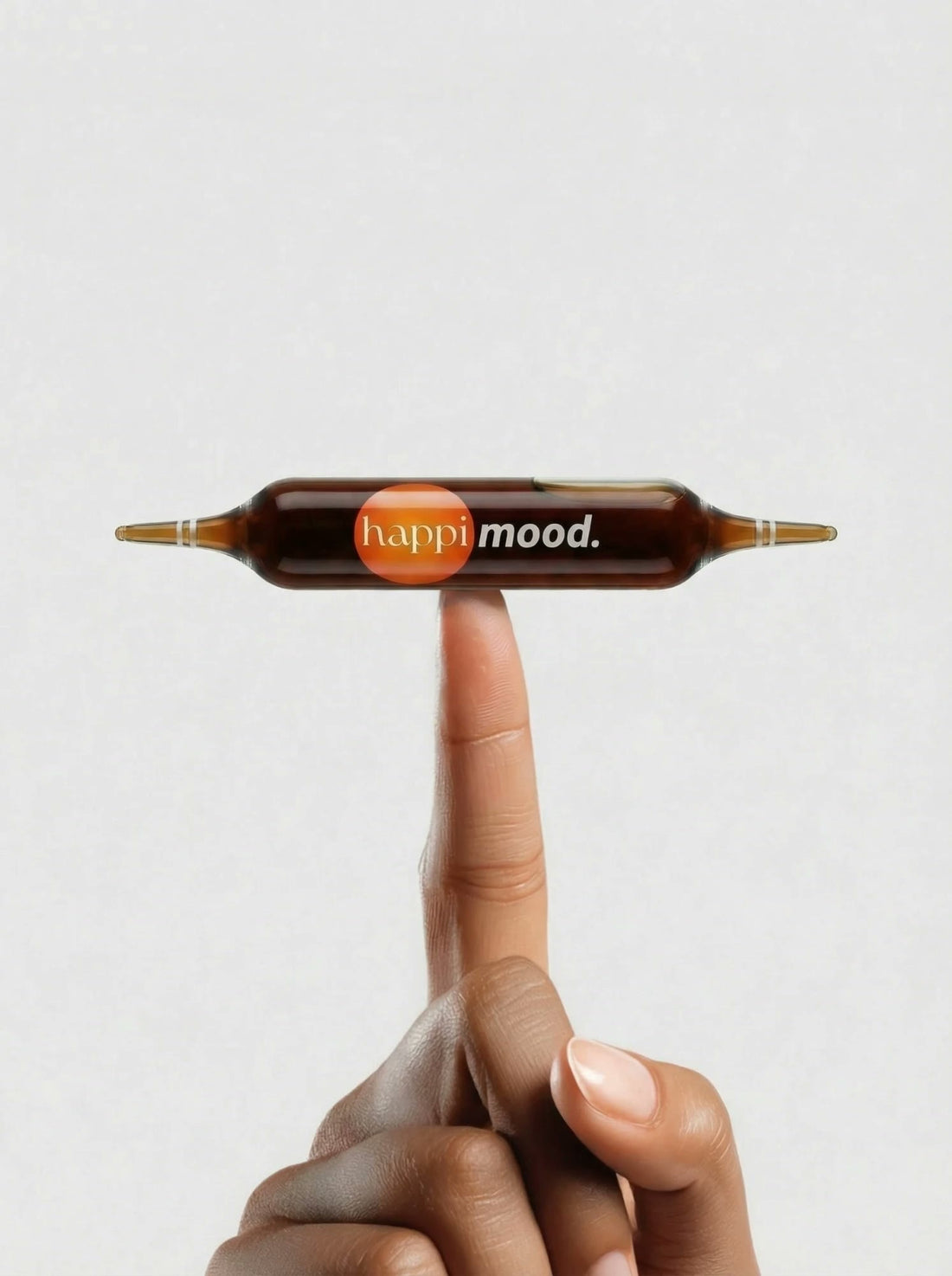 Une ampoule Happi Mood en équilibre sur un doigt